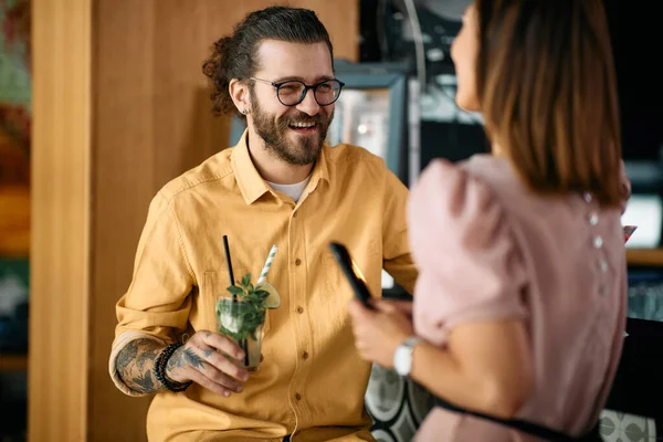 Happy Man Enjoying Conversation His Girlfriend While Drinking Cocktail Bar —  Fotos de Stock