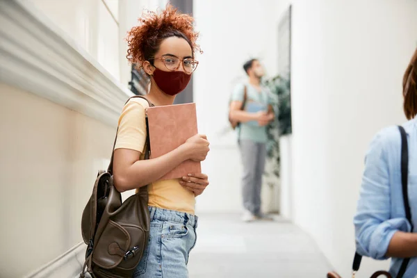 College Student Standing Hallway Wearing Face Mask Due Coronavirus Pandemic — Foto Stock