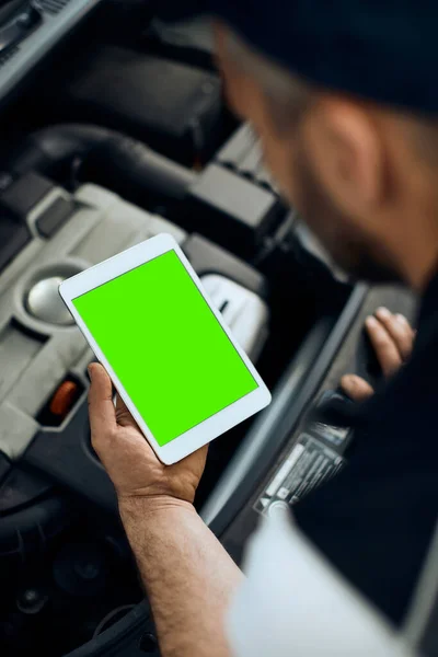 Close Car Mechanic Using Digital Tablet While Working Auto Repair — Φωτογραφία Αρχείου