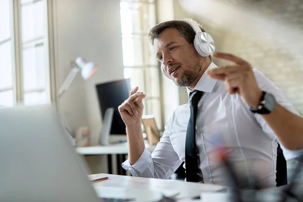 Mid Adult Businessman Enjoying Music Headphones While Working Computer Office — Stock Fotó