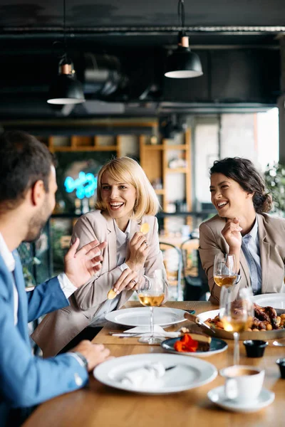 Group Happy Coworkers Talking Having Fun While Eating Lunch Restaurant — Fotografia de Stock