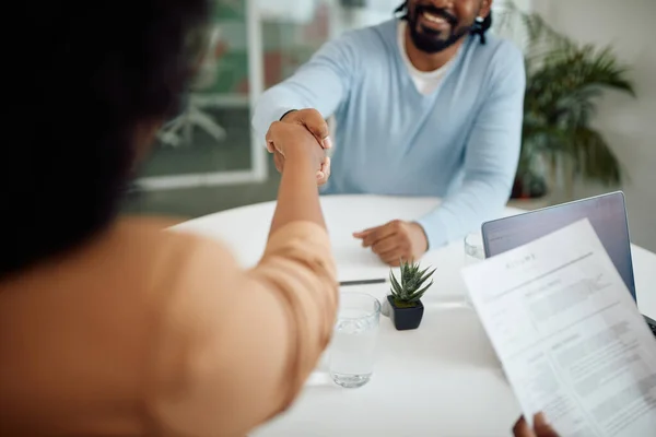 Member Human Resource Team Congratulating Male Candidate Successful Job Interview — Foto Stock