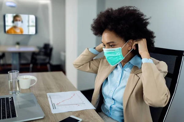 Black Businesswoman Working Office Desk Using Face Mask Due Coronavirus — Foto Stock