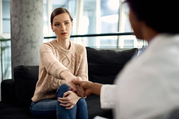 Young Woman Her Supportive Therapist Holding Hands Session Doctor Office — Photo