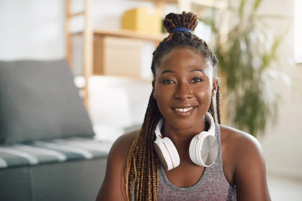 Happy Black Sportswoman Headphones Exercising Home Looking Camera — Stok fotoğraf