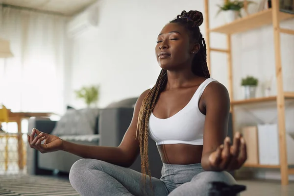 Black Athletic Woman Lotus Pose Practicing Yoga Her Eyes Closed — Fotografia de Stock