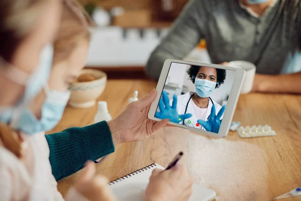 Close Black Female Doctor Face Mask Talking Her Patients Video — Stok Foto