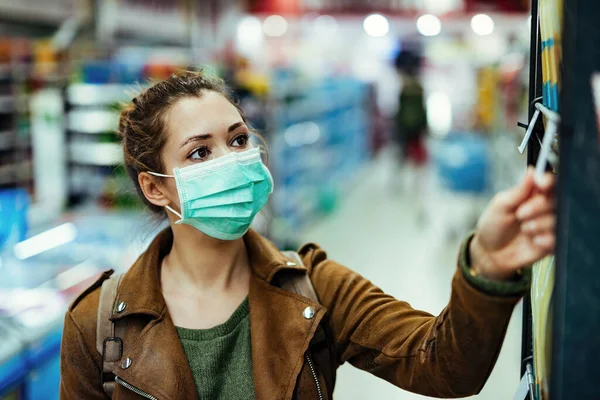 Young Woman Protective Mask Her Face Buying Supermarket Coronavirus Pandemic Zdjęcie Stockowe