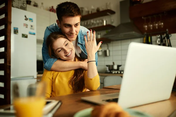 Happy Couple Using Laptop Announcing Engagement Video Call Home — Foto de Stock