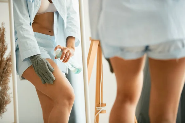 Reflection Mirror Woman Using Body Spray Cellulite Glove While Massaging — 스톡 사진