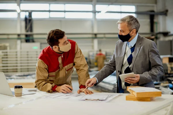 Happy Project Manager Carpenter Wearing Face Masks While Examining Blueprints — Stock fotografie