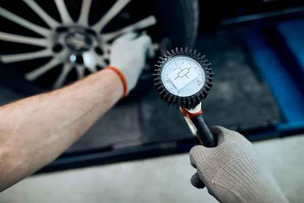 Close Mechanic Using Pressure Gauge While Repairing Car Tire Workshop —  Fotos de Stock