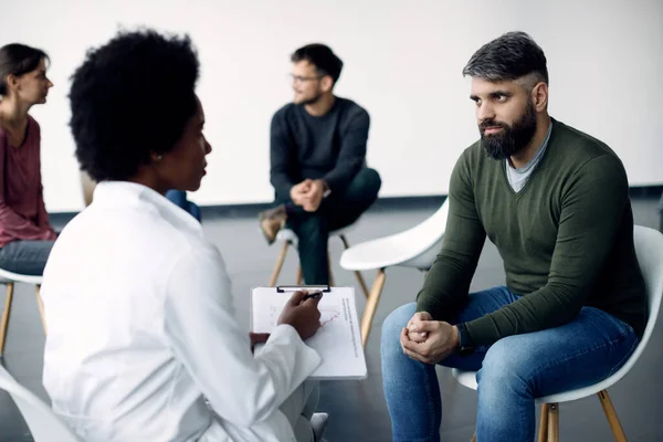 Mid Adult Man African American Mental Health Professional Communicating Group — Foto de Stock