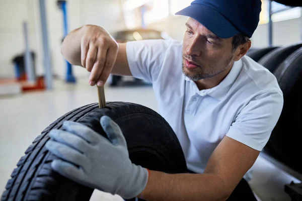 Mid Adult Mechanic Measuring Depth Car Tires Auto Repair Shop — Fotografia de Stock