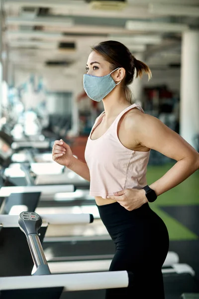 Female Athlete Running Treadmill Wearing Protective Face Mask Sports Training — Photo
