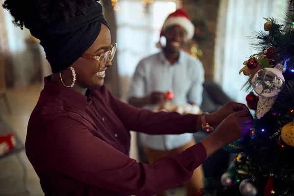 Young Happy African American Woman Enjoying Decorating Christmas Tree Her — Foto Stock