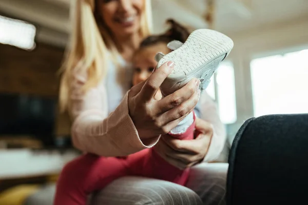 Close Mother Helping Her Small Daughter Put Her Shoes Home —  Fotos de Stock