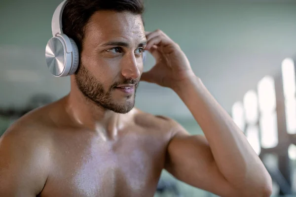 Young Sportsman Working Out Gym Listening Music Headphones — Φωτογραφία Αρχείου