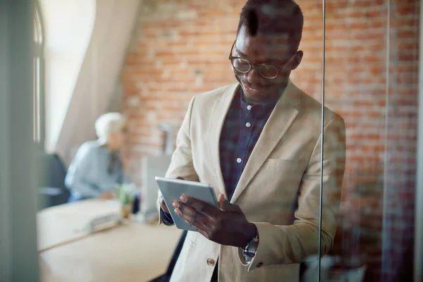Χαρούμενος Αφροαμερικάνος Επιχειρηματίας Που Εργάζεται Ψηφιακό Tablet Στο Εταιρικό Γραφείο — Φωτογραφία Αρχείου