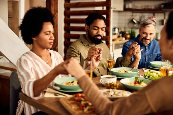 African American Man His Friends Saying Grace While Holding Hands —  Fotos de Stock