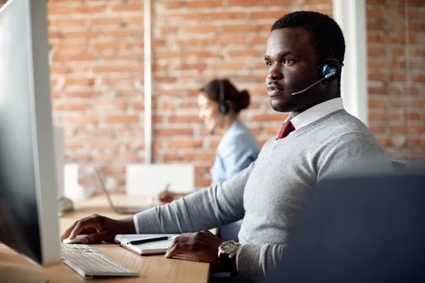 Αφρο Αμερικανός Αντιπρόσωπος Εξυπηρέτησης Πελατών Φορώντας Ακουστικά Και Χρησιμοποιώντας Desktop — Φωτογραφία Αρχείου