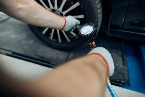 Close Auto Mechanic Checking Pressure Car Tire While Working Repair — Fotografia de Stock