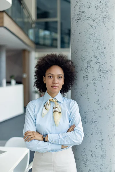 Confident African American Businesswoman Standing Arms Crossed Office While Looking — Φωτογραφία Αρχείου
