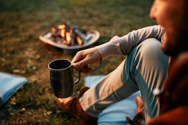 Close Man Enjoying Hot Drink While Relaxing Bonfire Nature — Stok fotoğraf