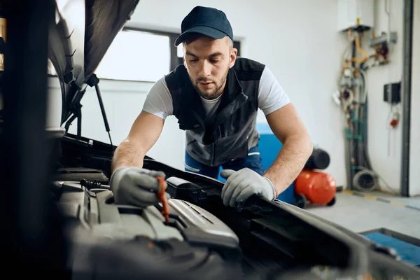 Auto Repairman Changing Oil While Maintaining Car Engine Repair Shop —  Fotos de Stock