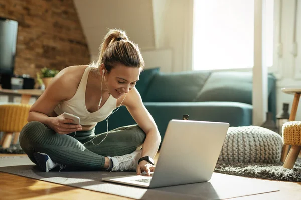 Young Happy Athletic Woman Surfing Net Laptop While Taking Break —  Fotos de Stock