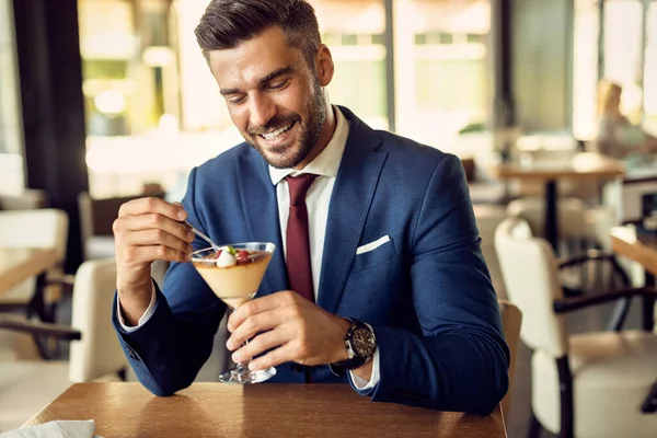 Happy Businessman Having Chocolate Mousse Dessert Cafe — Stockfoto