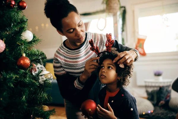 Singe Black Mother Putts Costume Reindeer Antlers Daughter Head While — ストック写真