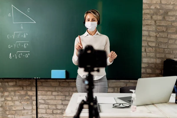 Female Teacher Standing Front Blackboard Explaining Math Online Coronavirus Pandemic — Stok Foto