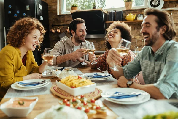 Happy Couple Toasting Wine Having Fun Friends Dining Table — Zdjęcie stockowe