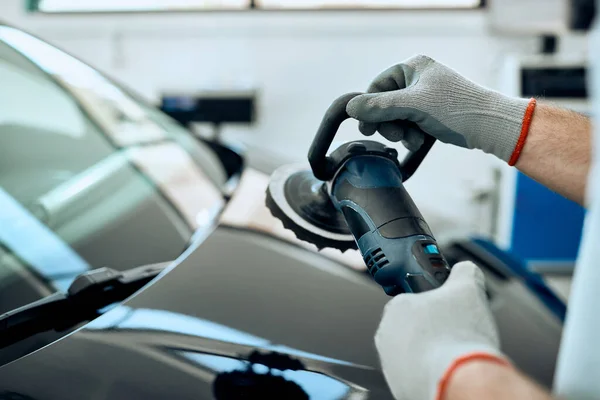 Close Car Mechanic Polishing Hood Auto Service Workshop — Fotografia de Stock