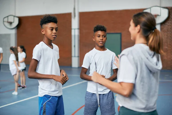 Афроамериканские Мальчики Учитель Физкультуры Общаются Время Занятий Школьном Спортзале — стоковое фото