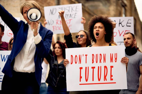 Displeased African American Woman Shouting While Holding Placard While Protesting — стоковое фото