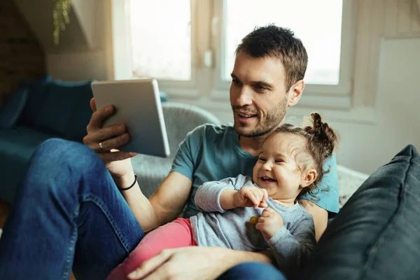 Young Happy Father Daughter Having Fun While Taking Selfie Digital — Stockfoto