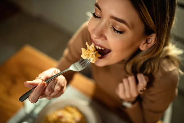 Close Happy Woman Eating Pasta Dinner — Φωτογραφία Αρχείου