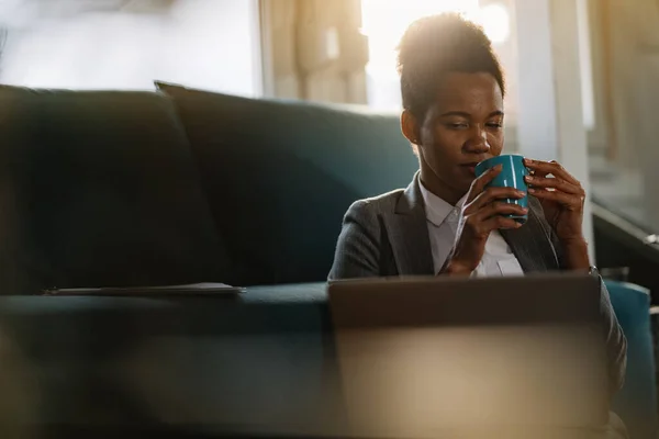 Pensive Black Businesswoman Reading Mail Laptop While Drinking Coffee Home — Foto de Stock
