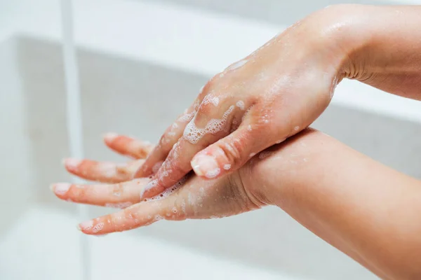 Close Van Vrouw Wassen Handen Met Zeep Badkamer — Stockfoto