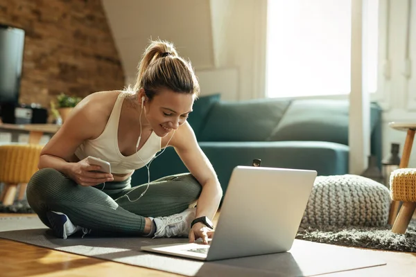 Young Happy Athletic Woman Surfing Net Laptop While Taking Break — Photo