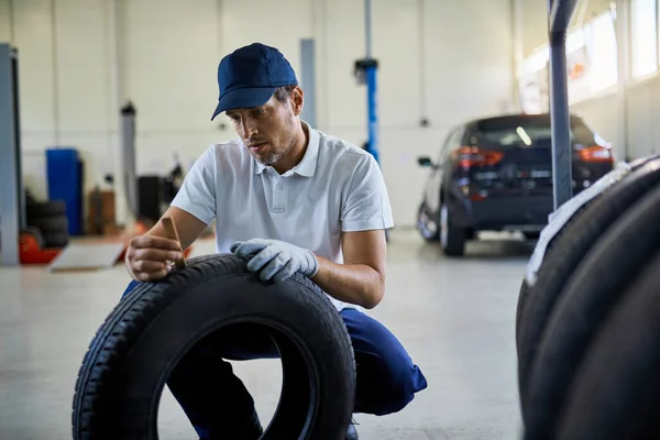 Auto Repairman Checking Depth Car Tires Workshop — Φωτογραφία Αρχείου