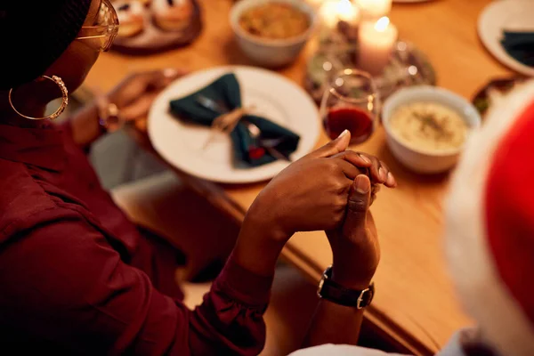 Close Black Couple Holding Hands Praying Meal Dining Table Christmas — ストック写真