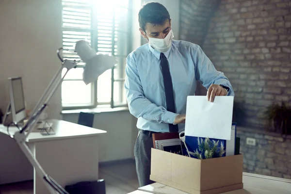 Young Entrepreneur Wearing Face Mask Packing His Belongings Losing His — Photo