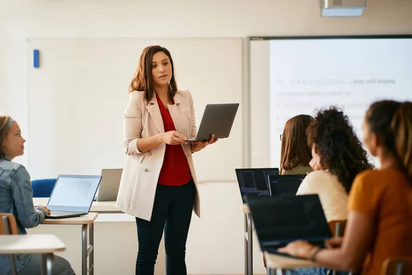 Teacher Using Laptop Talking Her Students Computer Class High School — Foto de Stock
