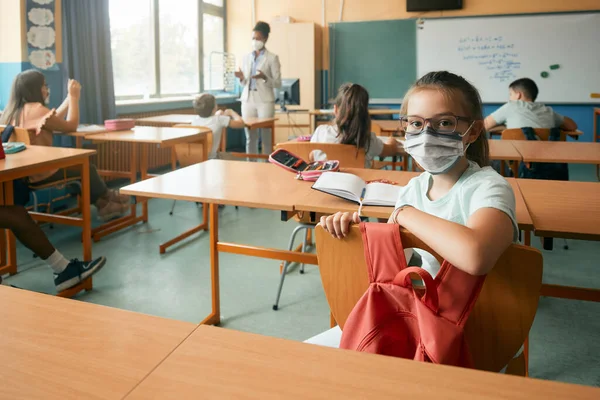 Elementary Student Wearing Protective Face Mask While Having Class Her — Stok Foto