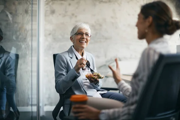 Happy Senior Businesswoman Her Female Colleague Communicating Lunch Break Office — Foto Stock