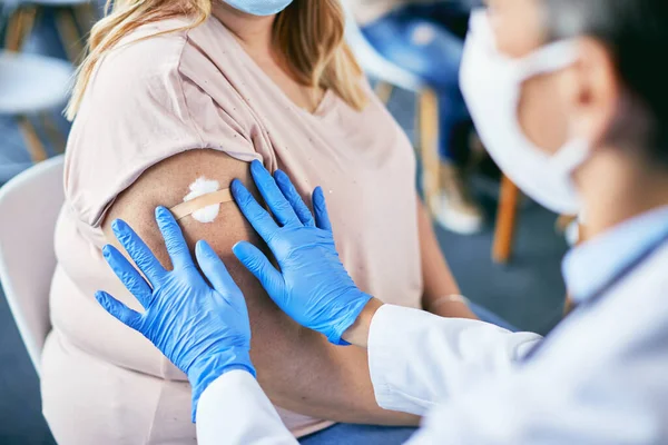 Close Healthcare Worker Putting Adhesive Bandage Patient Shoulder Coronavirus Vaccine — Foto de Stock