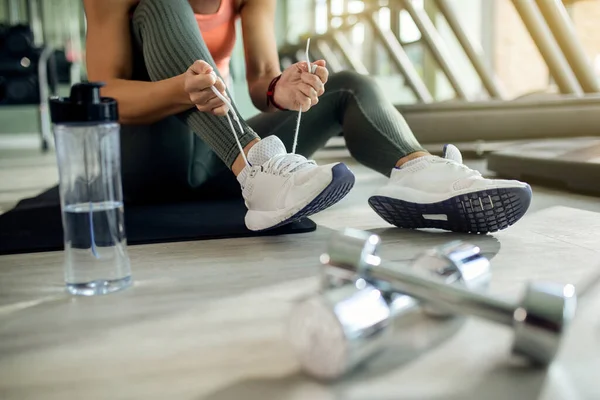 Unrecognizable Female Athlete Tying Shoelace While Preparing Sports Training Gym — 图库照片